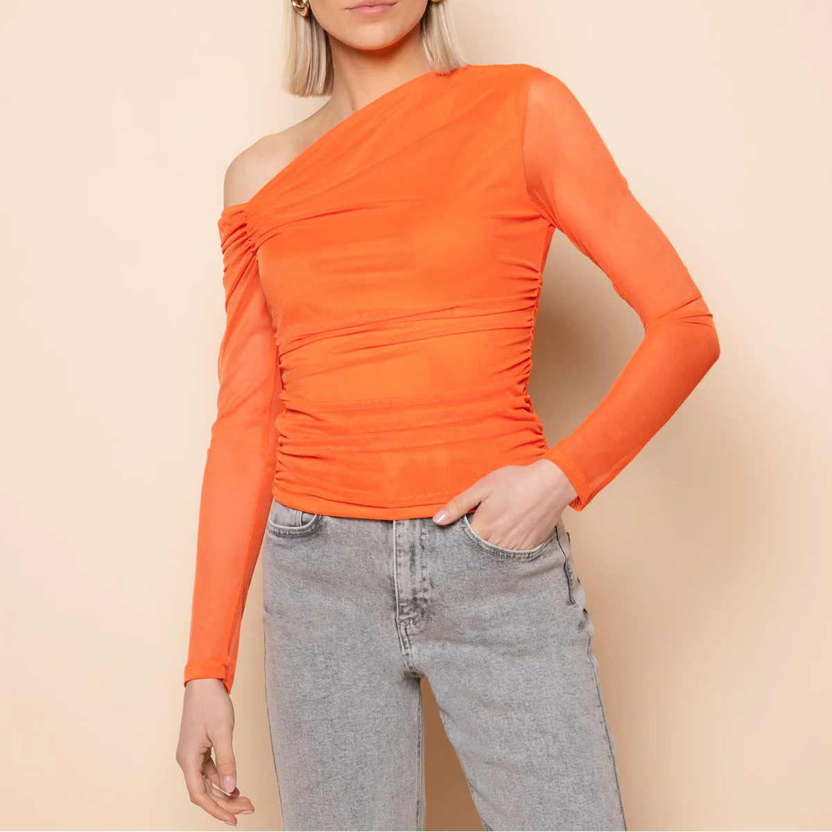 Top de malla con hombros descubiertos Bella