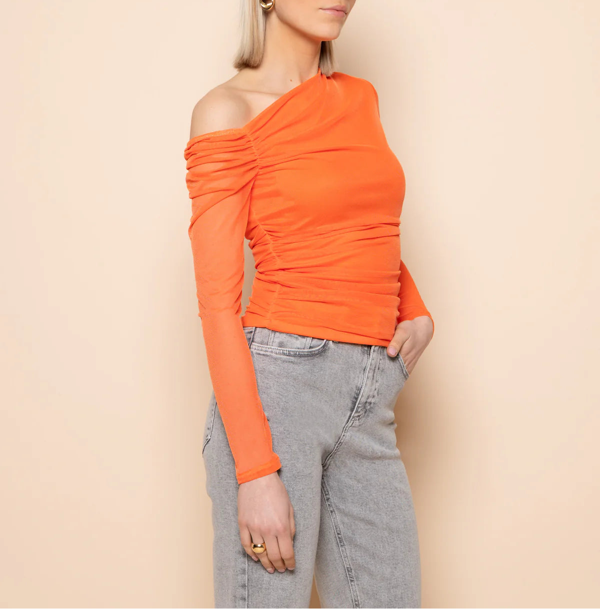 Top de malla con hombros descubiertos Bella